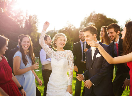 ما يجب القيام به لجعل حفل زفافنا ممتعًا للجميع ، وكيفية جعل حفل الزفاف أكثر متعة للضيوف ، وطرق إسعاد الضيوف في حفل الزفاف