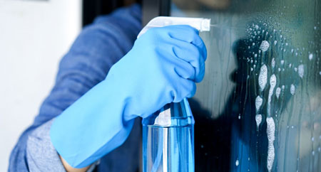 تنظيف كتلة الماء والحجم من الزجاج ، تنظيف الميزان المائي من الزجاج ، تنظيف كتلة الماء والميزان من المرآة والزجاج
