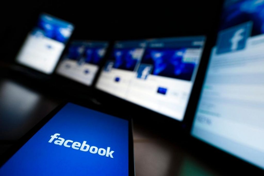 كيفية حذف مقاطع الفيديو على Facebook