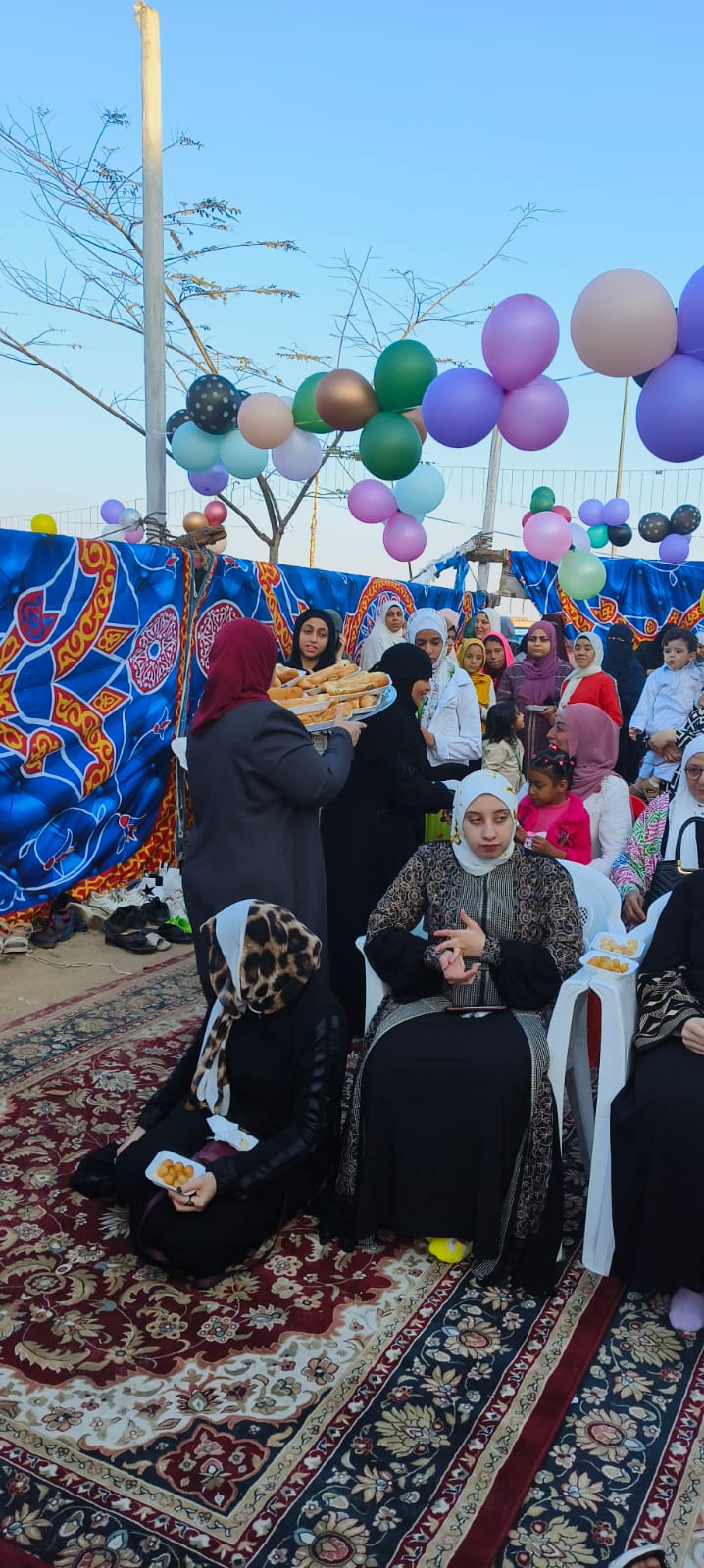 هدية العيد والكعك والترمس من مسجد القادسية لمصلى العاشر من رمضان (2)