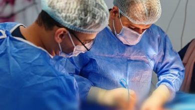 تدريسي في كلية طب المستنصرية يجري عملية استئصال سرطان المستقيم لمريض في مستشفى اليرموك التعليمي تدريسي في كلية طب المستنصرية يجري عملية استئصال سرطان المستقيم لمريض في مستشفى اليرموك التعليمي