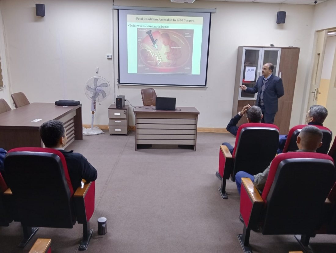 تدريسي في كلية طب المستنصرية يلقي محاضرة علمية حول مقدمة للجراحة الجنينية تدريسي في كلية طب المستنصرية يلقي محاضرة علمية حول مقدمة للجراحة الجنينية