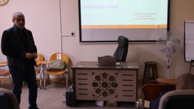 تدريسي في كلية طب المستنصرية يلقي محاضرة علمية حول المغص الولادي