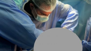 تدريسي في كلية طب المستنصرية يجري عملية تبديل مفصلي الركبتين لمريض في مستشفى اليرموك التعليمي