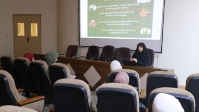 تدريسية في كلية طب المستنصرية تلقي محاضرة علمية حول الجوانب الدوائية والسريرية للسبايرولينا