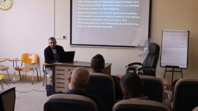 تدريسي في كلية طب المستنصرية يلقي محاضرة علمية حول عجز الكبد الحاد ومضاعفاته عند الأطفال