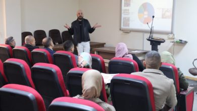 تدريسي في كلية طب المستنصرية يلقي محاضرة علمية حول الأسس التشريحية لتشخيص وتصنيف السمنة