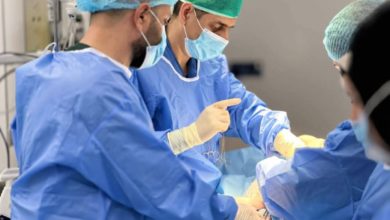 رئيس فرع الجراحة في كلية طب المستنصرية يجري عملية طارئة فوق الكبرى لطفل في مستشفى الطفل المركزي التعليمي