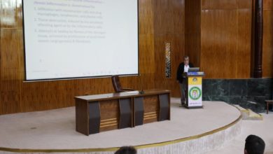 تدريسي في كلية طب المستنصرية تلقي محاضرة علمية الالتهابات المزمنة من وجهة نظر علم الأمراض