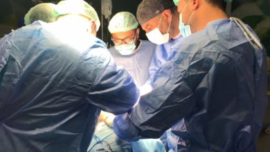 تدريسي في كلية طب المستنصرية ينجح باجراء عملية تجميل حوض الكلى لمريض شاب في مستشفى اليرموك التعليمي