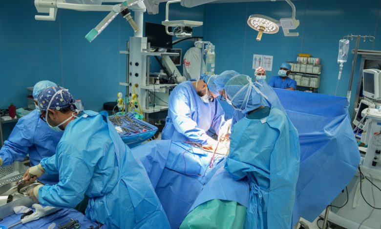 التقنية الأولى من نوعها في دولة الإمارات ودول مجلس التعاون الخليجي جراحون في دولة الإمارات يزرعون مضخة لتوصيل العلاج الكيميائي مباشرة لعلاج أورام الكبد الغير قابلة للجراحة التقنية الأولى من نوعها في دولة الإمارات ودول مجلس التعاون الخليجي جراحون في دولة الإمارات يزرعون مضخة لتوصيل العلاج الكيميائي مباشرة لعلاج أورام الكبد الغير قابلة للجراحة