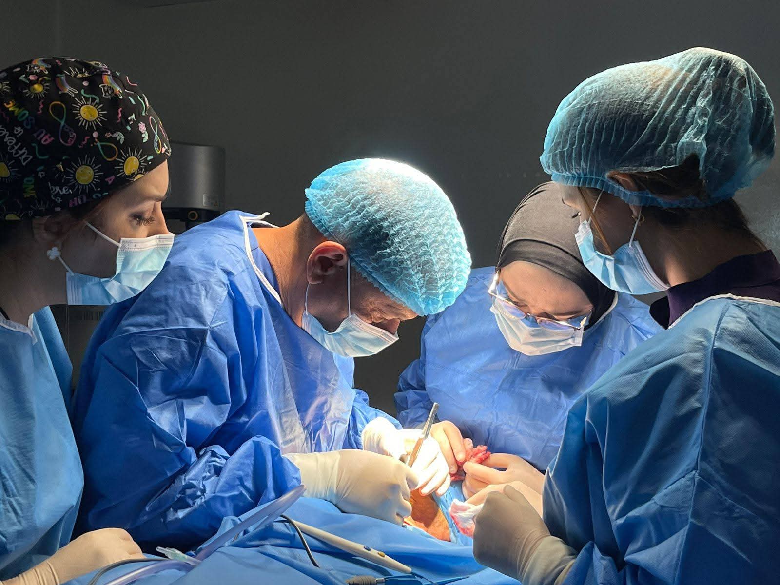 تدريسي في كلية طب المستنصرية يقوم باجراء عملية معقدة لرفع الحنجرة والغدة الدرقية تدريسي في كلية طب المستنصرية يقوم باجراء عملية معقدة لرفع الحنجرة والغدة الدرقية