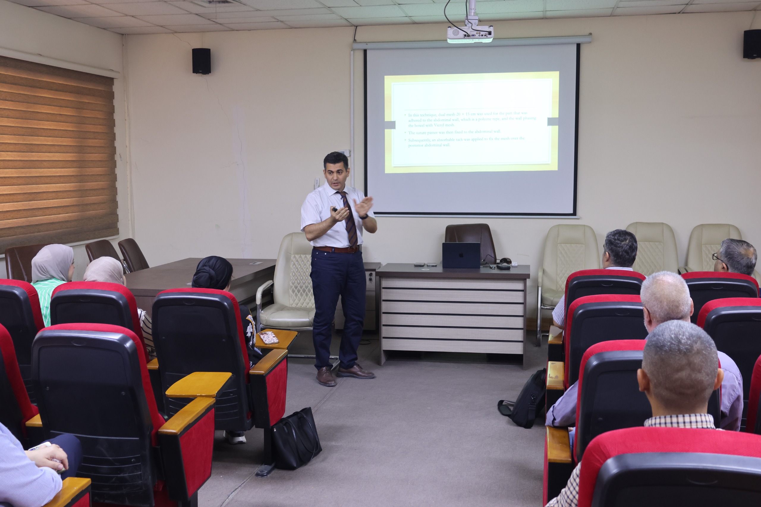 محاضرة علمية في كلية طب المستنصرية عن دراسة مقارنة بين عملية اصلاح الفتق السريري بطريقة الناظور محاضرة علمية في كلية طب المستنصرية عن دراسة مقارنة بين عملية اصلاح الفتق السريري بطريقة الناظور