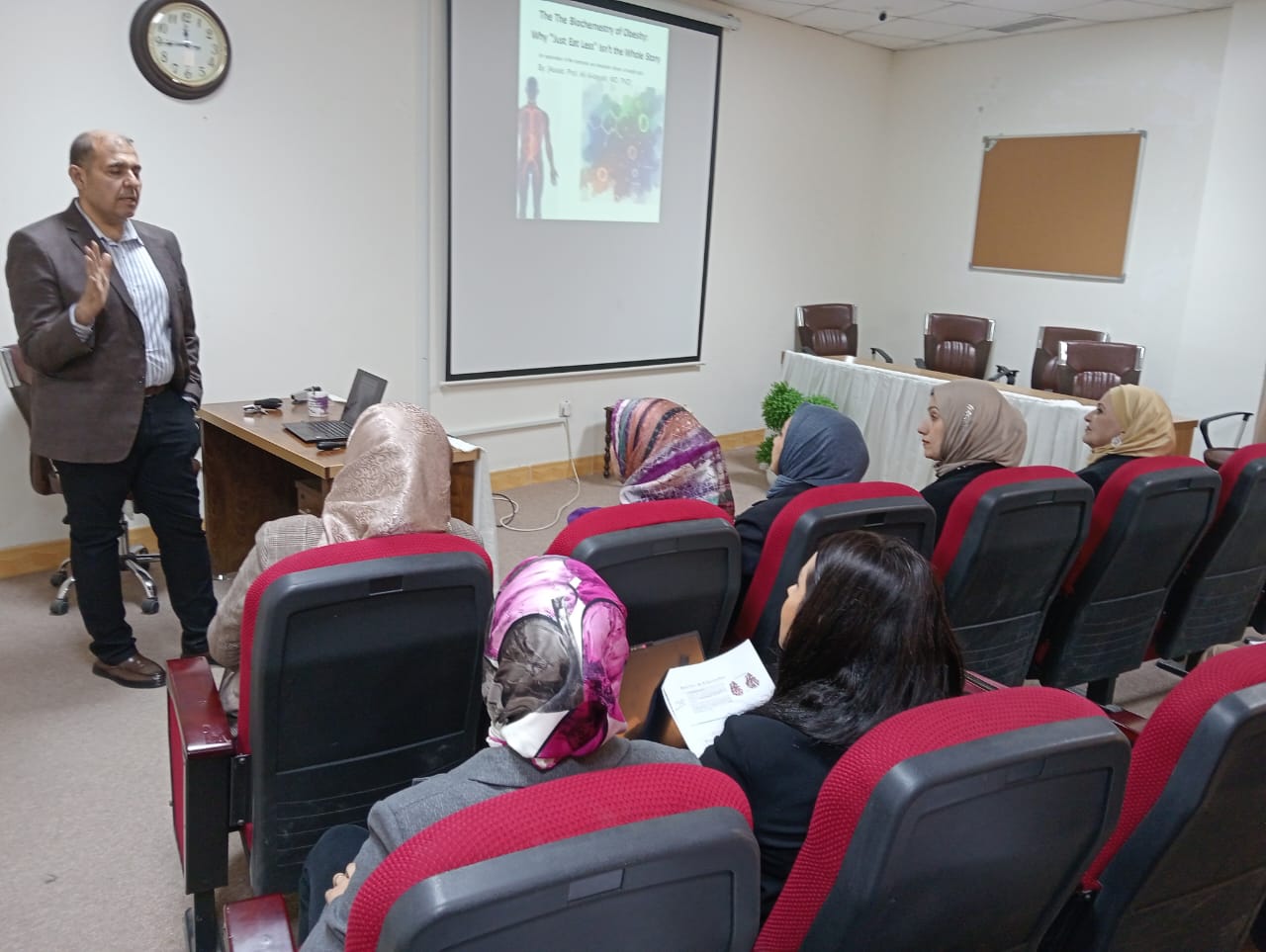 محاضرة علمية في كلية طب المستنصرية عن الكيمياء الحيوية للسمنة: لماذا لا يقتصر الأمر على “تناول كميات أقل من الطعام”؟ محاضرة علمية في كلية طب المستنصرية عن الكيمياء الحيوية للسمنة: لماذا لا يقتصر الأمر على “تناول كميات أقل من الطعام”؟