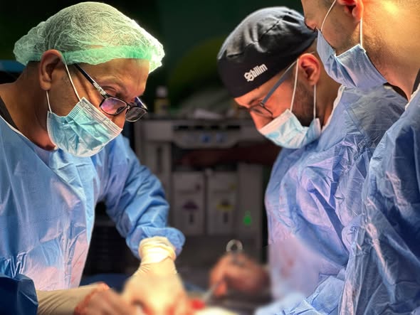 تدريسي في كلية طب المستنصرية ينجح باجراء عملية رفع حصاة من كلية حوضية تدريسي في كلية طب المستنصرية ينجح باجراء عملية رفع حصاة من كلية حوضية