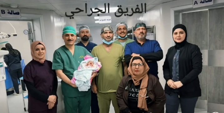رئيس فرع الجراحة في كلية طب المستنصرية يجري عملية جراحية فوق الكبرى لطفلة حديثة الولادة رئيس فرع الجراحة في كلية طب المستنصرية يجري عملية جراحية فوق الكبرى لطفلة حديثة الولادة